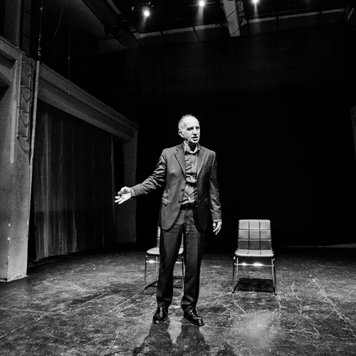 "Καλιγούλας": Κωμική περφόρμανς με αφορμή την αμφιλεγόμενη προσωπικότητα του Ρωμαίου αυτοκράτορα σε διασκευή του Τσέζαρις Γκραουζίνις