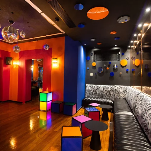 "Ντισκομπάλα": Ολόλαμπρη επιστροφή στη χρυσή εποχή της disco