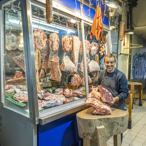 Αγγελής, ένα κρεοπωλείο που ξεχωρίζει στη Βαρβάκειο μας στρώνει γιορτινό τραπέζι