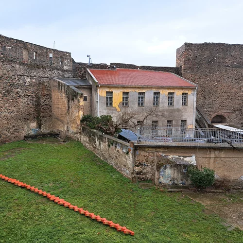 Η κεντρική έκθεση της 8ης Μπιενάλε Θεσσαλονίκης αναμετράται με τα φαντάσματα της πόλης και με την αφελή αυταπάτη ότι μπορείς να τα ταρακουνήσεις