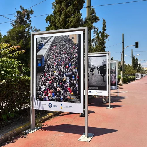 Υπαίθρια έκθεση φωτογραφίας στο κέντρο της Αθήνας μαρτυρά τη φρίκη της ρωσικής εισβολής στην Ουκρανία