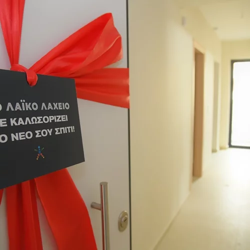 Λαϊκό Λαχείο: Ο μεγάλος νικητής της ειδικής κλήρωσης μπήκε στο νέο του σπίτι – Παρέλαβε το κλειδί για μια ολοκαίνουργια μεζονέτα αξίας €400.000