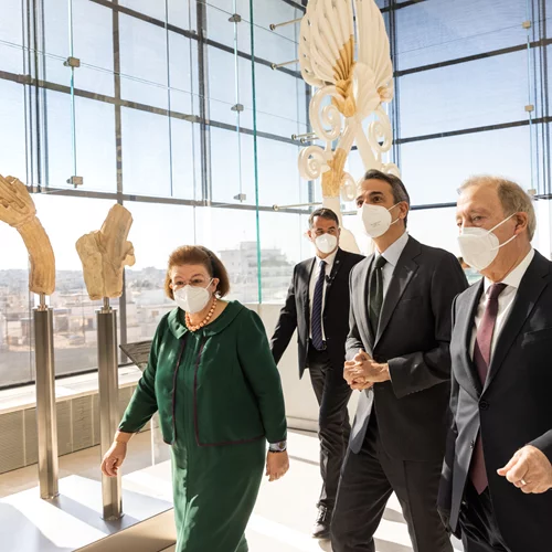 Δέκα θραύσματα απ’ το διάκοσμο του Παρθενώνα παραδόθηκαν στο Μουσείο Ακρόπολης απ’ το Εθνικό Αρχαιολογικό Μουσείο