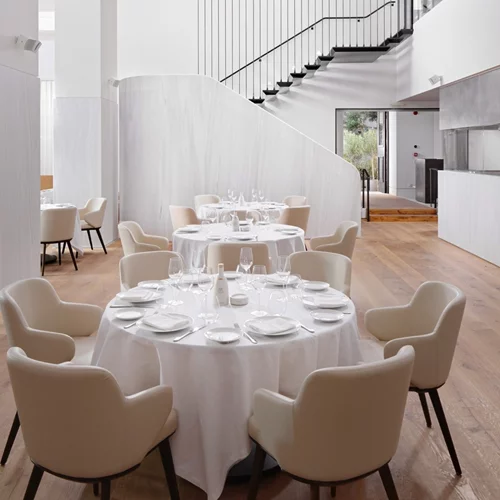 Κομψή γιορτινή θαλασσοφαγία στο "Estiatorio Milos"