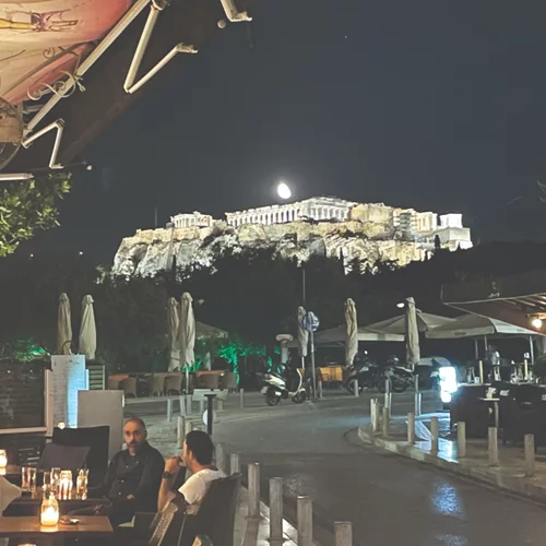 "Συν Αθηνά": Για ρομαντζάδα στο Θησείο