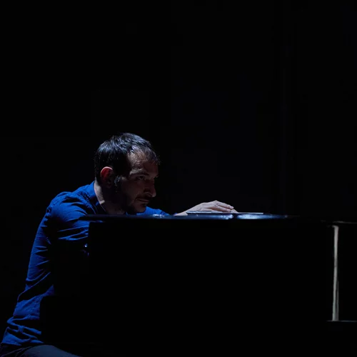 Κάπως έτσι, συναντιούνται οι Salgado, Χίλλ, Κουμεντάκης, Χατζιδάκις, Παζολίνι και Κλυταιμνήστρα σε μια παράσταση