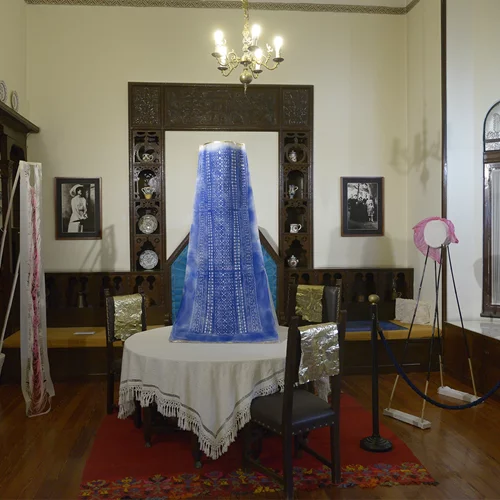 Η Μυρτώ Ξανθοπούλου έχει γαλουχηθεί αλλά και καταπιεστεί από διακυβεύματα που καλλιεργήθηκαν σε σπίτια όπως αυτό της Αγγελικής Χατζημιχάλη