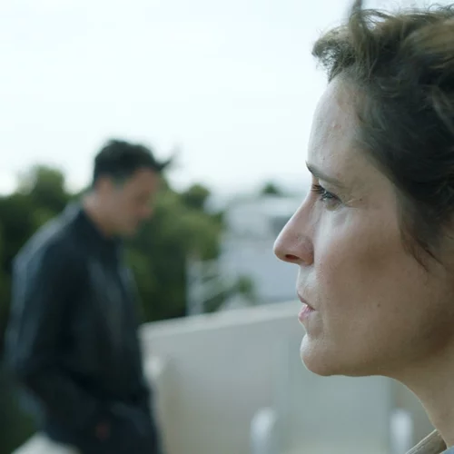 Τόσο Κοντά, Τόσο Μακριά