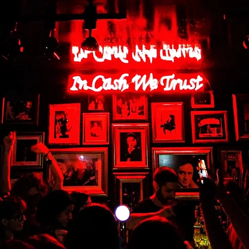 Τα μπαρ του Πειραιά: Και του λιμανιού και του σαλονιού