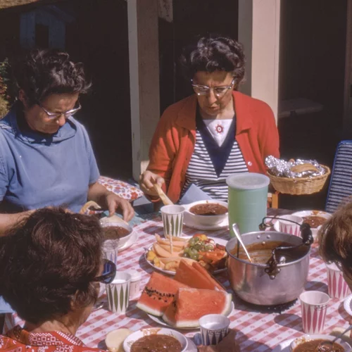 "Να βγαίνεις για φαγητό με φίλους, κάνει καλό" λέει η επιστήμη