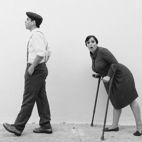 Η εκφραστικότητα της γλώσσας της σιωπής στην παράσταση "Τα δεκανίκια ή πώς ξέμαθα να περπατώ" στο Olvio