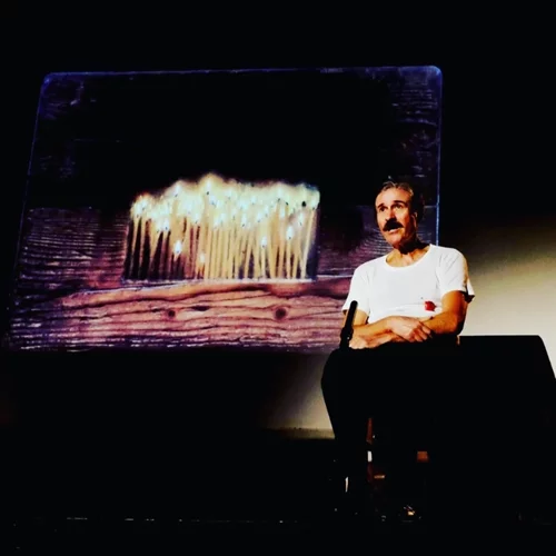 "Τα κατά μάρκον, μια ρεμπέτικη λειτουργία": Ο θεατρικός μονόλογος του Τάκη Χρυσικάκου επιστρέφει στο θέατρο Τόπος Αλλού