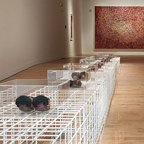 "Hic sunt dracones": Ποιος κερδίζει τελικά από τον διάλογο του Rick Lowe με το Μουσείο Μπενάκη;