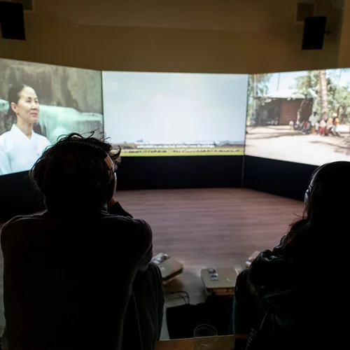 Αρχαία θρηνητικά άσματα αναβιώνουν μέσα από μια βίντεο εγκατάσταση