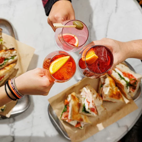 Η φάση είναι ζύμες συν spritz και ζαχαροπλαστεία με cocktails