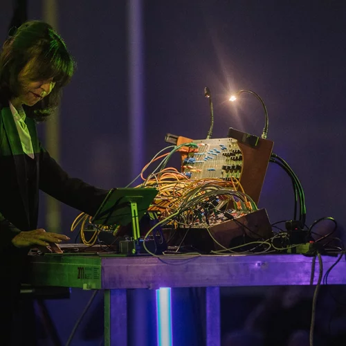 Suzanne Ciani: Aναλογικά synthesizers και 1970s πρωτοπορία, σε μια ωραία βραδιά στον "Φάρο" του ΚΠΙΣΝ