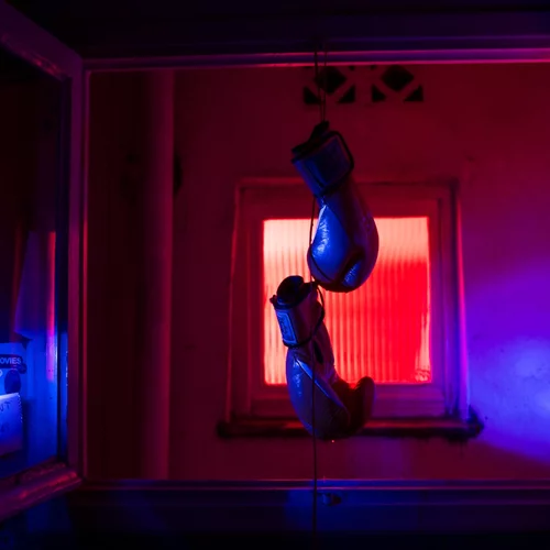 "Στάση// Ποτάμι": Μια θεατρική παράσταση που αφουγκράζεται το τραγικό δυστύχημα στα Τέμπη