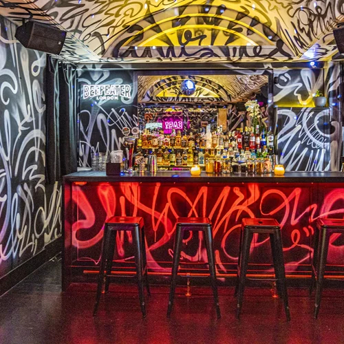 "Εδώ", ένα νέο μπαρ-statement στην πλατεία Καρύτση