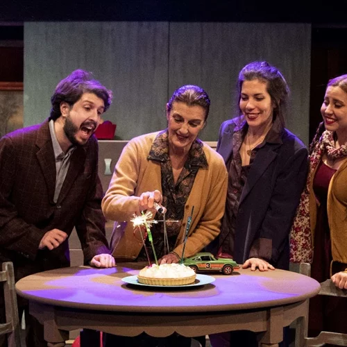 Είδαμε τo "Μαζί" στο Altera Pars, με τη διεισδυτική σκηνοθετική ματιά του Πέτρου Νάκου στην οικογένεια "της διπλανής πόρτας"