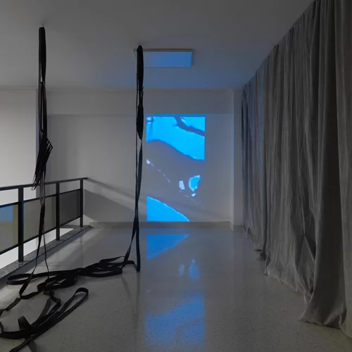 Η έκθεση "No Self Control" πραγματεύεται τη διερεύνηση των ορίων ανάμεσα στην οικειότητα και το απρόσιτο