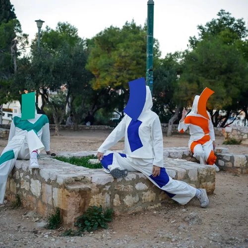 Η Χρυσάνθη Κουμιανάκη μεταφράζει εικαστικά τους κώδικες του αστικού τοπίου