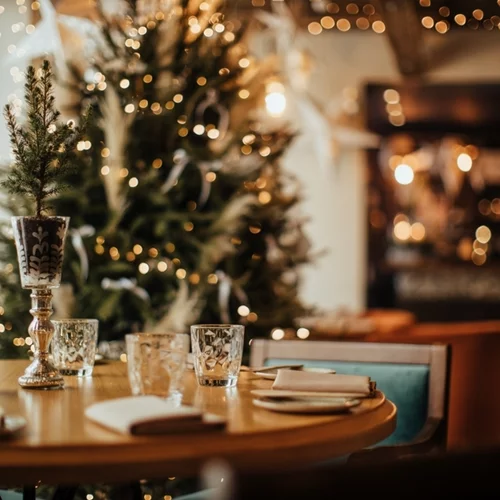 Ρεβεγιόν Χριστουγέννων 2025 και Πρωτοχρονιάς: Πού θα βγούμε και τι μενού θα δοκιμάσουμε στα εστιατόρια και τα ξενοδοχεία της Αθήνας