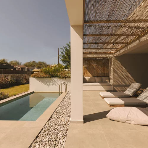 Σε αυτές τις σουίτες μια ανάσα απ’ το Ιόνιο το καλοκαίρι συνεχίζεται όλο το φθινόπωρο