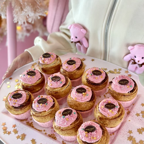 "Pink Dot café": Χριστούγεννα στο πιο instagrammable cafe της Θεσσαλονίκης