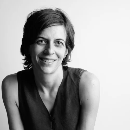 Στο νέο της βιβλίο "Διακοπές στην Αβησσυνία" η Ελίζα Παναγιωτάτου γράφει για μια γενιά που είδε τον κόσμο γύρω της να γκρεμίζεται ξανά και ξανά