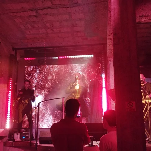 H Idra Kayne και ο Χρήστος Νικολάου φέρνουν το καλοκαίρι στο νεότευκτο "Voilà"