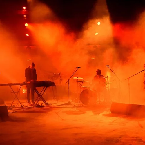 Ο Γιάννης Βαγενάς των Naxatras μας δίνει μια ιδέα πως είναι να παίζεις σε μια ανεξάρτητη μπάντα στην Ελλάδα του Covid