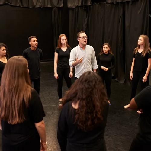 Ποιος ασχολείται με την (καλλιτεχνική) παιδεία;