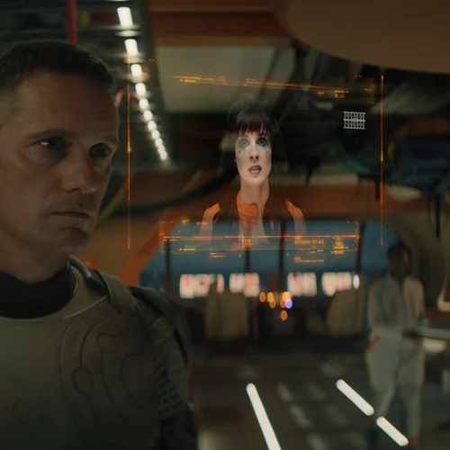 Ο Αλεξάντερ Σκάρσγκαρντ γίνεται ένα αξιαγάπητο "Murderbot"