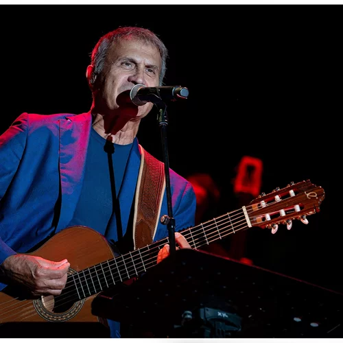 Γιώργος Νταλάρας: Ξεσηκωμός και συγκίνηση στο κατάμεστο "Άλσος"