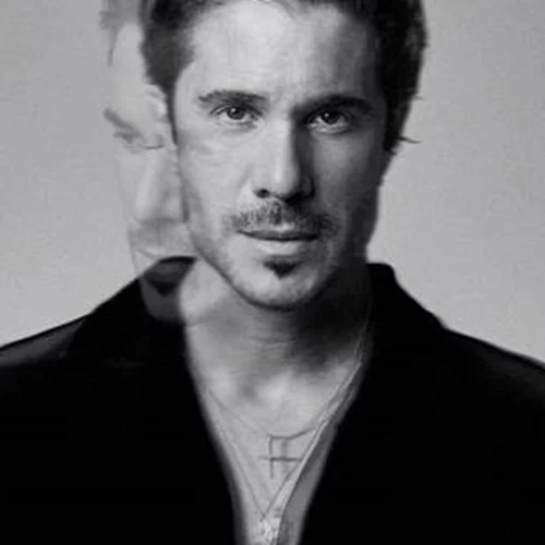 Νίκος Οικονομόπουλος: O μοναδικός καλλιτέχνης με δύο τραγούδια στο Top 5 του Official IFPI Chart για το 2025