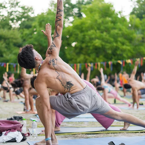 Ένα τριήμερο με techno και yoga κάτω από τα πλατάνια