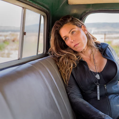 Η εκρηκτική Beth Hart φέρνει blues rock "χρώμα" στο Θέατρο Βράχων