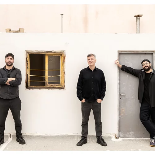 Ο Φοίβος Δεληβοριάς επιστρέφει σε ένα μουσικό threesome στο Κύτταρο