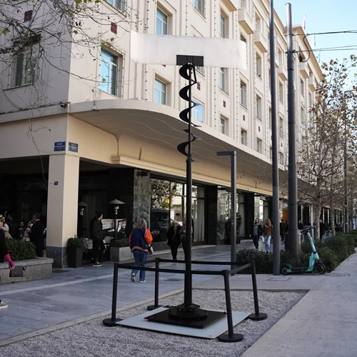 Ένα έργο τέχνης στην καρδιά της Αθήνας: Το "Αιολικό" του Takis στη Βουκουρεστίου