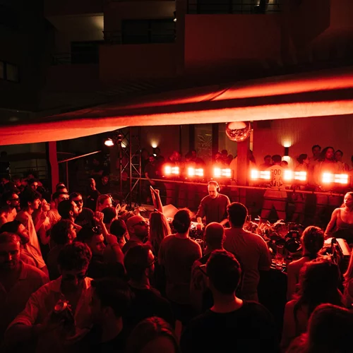 Η Avalon Emerson στο τελευταίο απογευματινό Eden pool party της σεζόν