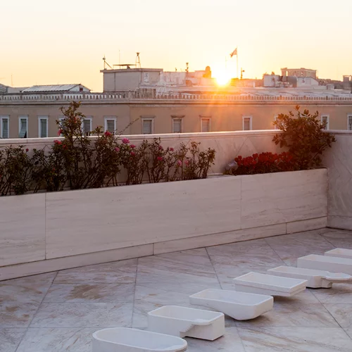 Δέκα γύψινες πισίνες στην βεράντα του Ιδρύματος Θεοχαράκη περιμένουν κάθε τολμηρό "κολυμβητή" – Τελευταίες ημέρες για την εγκατάσταση της Νατάσας Ευσταθιάδη