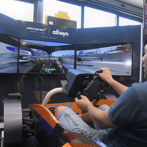 Η αυθεντική εμπειρία της Formula 1 στα καταστήματα ΟΠΑΠ – Γίνε πιλότος σε αγωνιστικό μονοθέσιο και νιώσε την αδρεναλίνη κάθε πίστας στον πιο εξελιγμένο προσομοιωτή της ομάδας McLaren F1