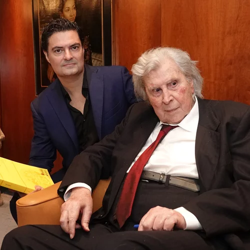 Ο Γιώργος Πέτρου διευθύνει Μίκη Θεοδωράκη στο Μέγαρο