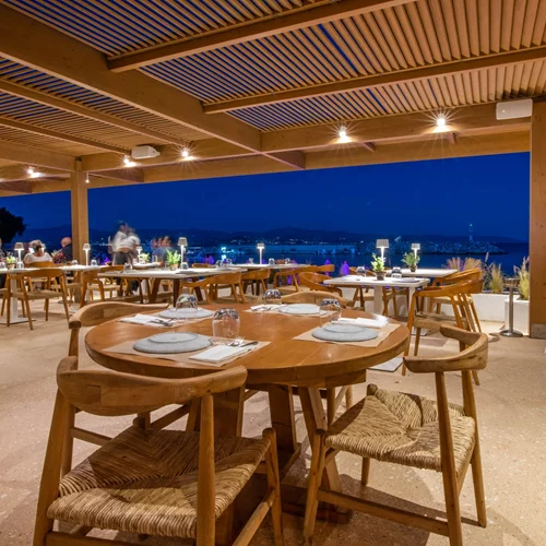 Χρυσοί Σκούφοι 2025: Τα εστιατόρια της Πάρου που ξεχώρισαν στο νησί που έκανε την έκπληξη