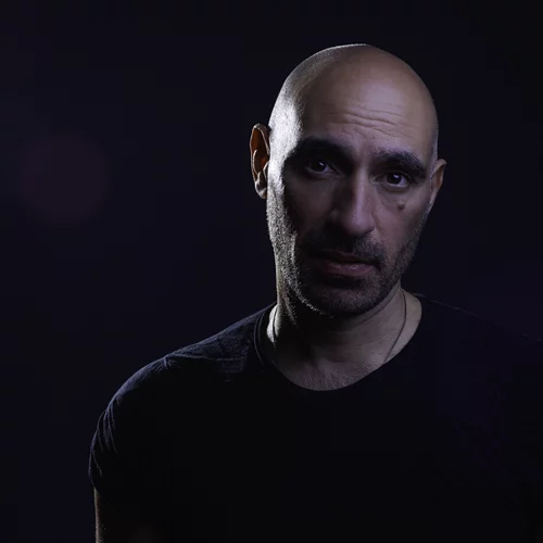 To "Oddity" υποδέχεται το 2025 με τον Len Faki