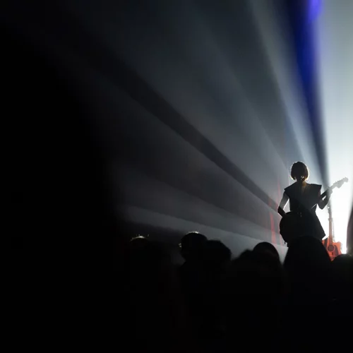 Η Monika σε μία συναυλία πλάι στη θάλασσα, με ελεύθερη είσοδο