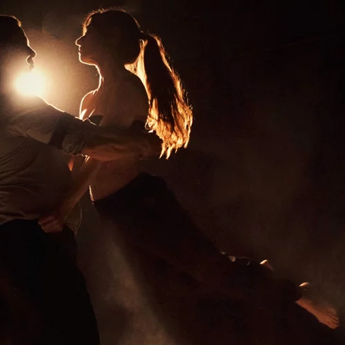 "Meursault": Ο "Ξένος" του Καμί μέσα από ένα μινιμαλιστικό σύμπαν στο Ίδρυμα Μιχάλης Κακογιάννης