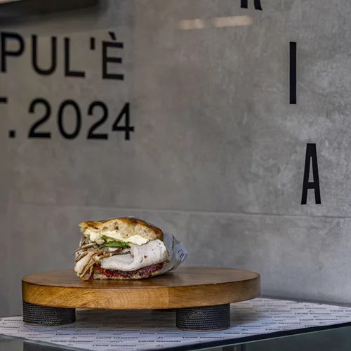 Η "Focacceria Napul’e" έφερε ναπολιτάνικη νοστιμιά στη γειτονιά της Μητροπόλεως