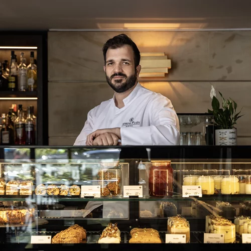 To "NJV Athens Plaza" καλωσορίζει τον Pastry Chef Νίκο Τσόλη