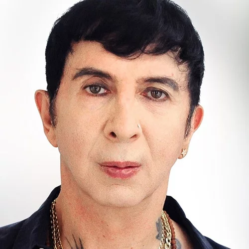 Ο Marc Almond είναι ξανά στα μέρη μας, με εξωστρέφεια και ποπ δράμα